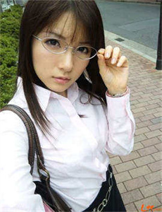 《十六位美女蹲坑撒尿视频》